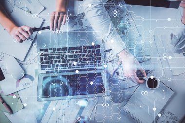 Kadın ve erkeğin birlikte çalışması ve teknoloji temasının hologramı çekmesi. Büyük veri konsepti. Bilgisayar arkaplanı.