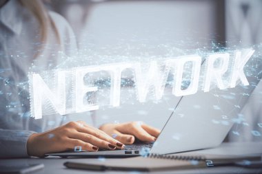 Bilgisayar ve veri temalı hologram çizimleri üzerinde çalışan kadın ellerine çok fazla maruz kalma. Teknoloji kavramı.