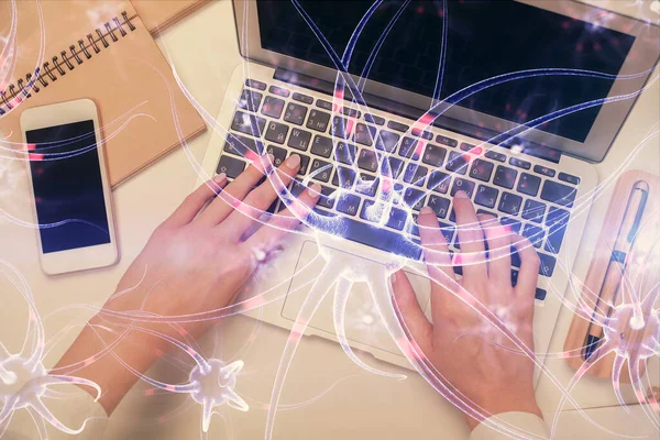Double exposition des mains de la femme travaillant sur l'ordinateur et le dessin d'hologramme de neurone. Vue du dessus. Concept scientifique . — Photo