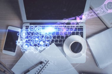 Bilgisayarla üst görünüm çalışma masası arka planında veri temasının çoklu pozlanması hologramı çiziyor. Teknoloji kavramı.