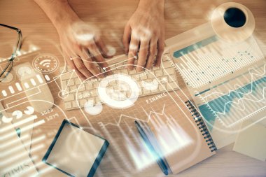 Erkeklerin ellerinin bilgisayar klavyesini ve teknik temalı hologram çizimlerini yazarken çift pozlama. Üst Manzara. Teknoloji konsepti.