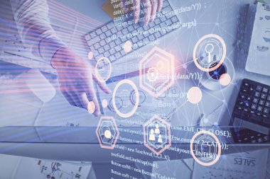 Erkeklerin ellerinin bilgisayar klavyesini ve veri temalı hologram çizimlerini yazarken çift pozlama. Üst Manzara. Teknoloji konsepti.