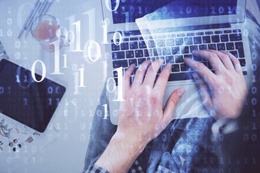 Erkeklerin ellerinin bilgisayar klavyesini ve veri temalı hologram çizimini yazarken çoklu pozlama. Üst Manzara. Teknoloji konsepti.