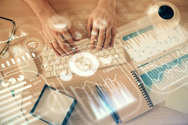 Erkeklerin ellerinin bilgisayar klavyesini ve teknik temalı hologram çizimlerini yazarken çift pozlama. Üst Manzara. Teknoloji konsepti.