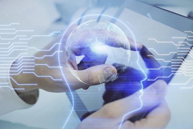 Erkeklerin el ele tutuşup dijital bir cihaz ve beyin hologramı çizimleri kullanırken çift pozlama. Veri kavramı.