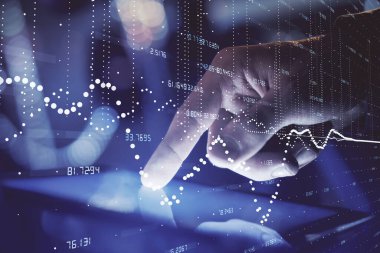 Erkeklerin el ele tutuşmaları ve dijital bir cihaz ve veri temalı çizimler kullanmaları. Yenilik kavramı.