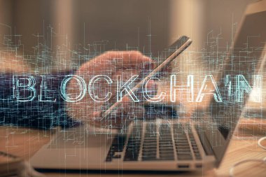 Erkeklerin el ele tutuşmalarının ve telefon ve kripto para birimi engelleme teması çiziminin iki kez görüntülenmesi.