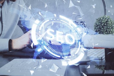 Erkeklerin el ele tutuşup dijital bir cihaz ve seo çizimi kullanırken birden fazla pozlama. arama optimizasyonu kavramı.