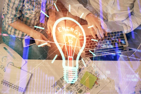 男性と女性の二重露出が一緒に働き、電球を描画します。コンピュータの背景。トップビュー。アイデアのコンセプト. — ストック写真