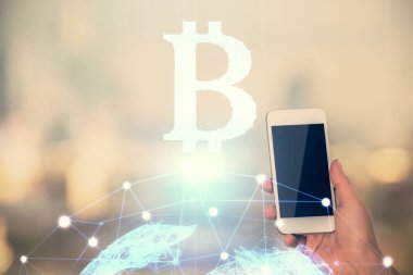 Hologram ve cep telefonu kullanan bir kadın tarafından iki kez görüntülenir..