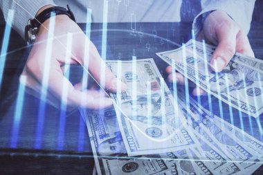 Finansal grafiğe çoklu pozlama hologram, Amerikan dolarları ve insan eli. Analiz kavramı.