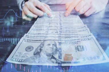 Forx grafiği, hologram, Amerikan dolarları ve insan eli çizimleri. Teknik Analiz kavramı.
