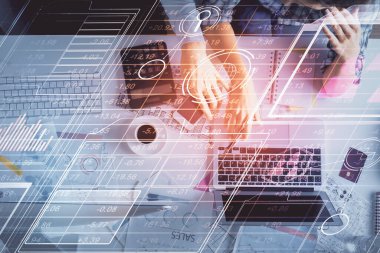 Kadın ve erkeğin birlikte çalışması ve veri temalı hologram çizimi. Bilgisayar arkaplanı. Üst Görünüm.