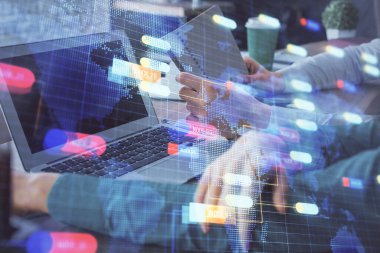 Kadın ve erkeğin birlikte çalışması ve teknoloji temasının hologramı çekmesi. Büyük veri konsepti. Bilgisayar arkaplanı.