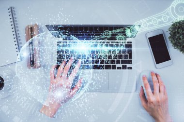 Bilgisayar ve veri temalı hologram çizimlerinde çalışan kadın elleri çift pozlama. Üst Manzara. Teknoloji konsepti.