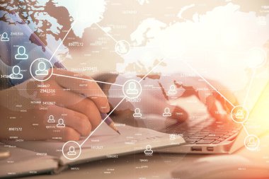 Kadın elinin bilgisayar ve sosyal ağ temalı hologram çizimlerinde çifte pozlama. Halk medyası kavramı.