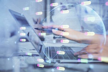 Bilgisayar ve veri temalı hologram çizimleri üzerinde çalışan kadın ellerine çok fazla maruz kalma. Teknoloji kavramı.