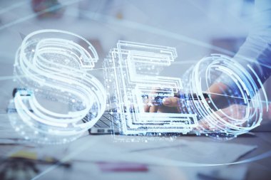 Bilgisayar ve seo hologram çizimleri üzerinde çalışan kadın elleri çift pozlama. internet arama kavramı.