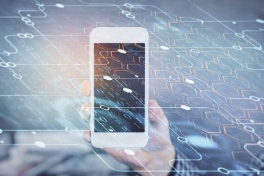 Erkeklerin el ele tutuşup dijital bir cihaz ve veri temalı hologram çizimi kullanırken çift pozlama. Teknoloji konsepti.