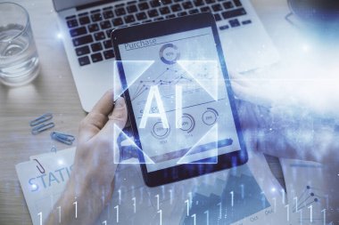 Erkeklerin el ele tutuşup dijital bir cihaz ve veri temalı hologram çizimi kullanırken çift pozlama. Teknoloji konsepti.