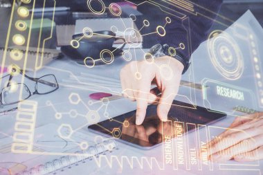 Erkeklerin el ele tutuşup dijital bir cihaz ve veri temalı çizim kullanırken çift pozlama. Teknoloji konsepti.