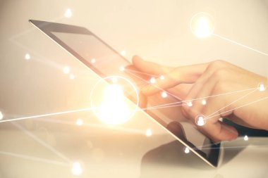 Bir erkeğin elini tutarken ve telefon ve sosyal ağ teması kullanırken çift pozlama.