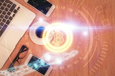 Telefonlu masanın üzerinde iki kat daha fazla engelleme temalı hologram görüntüsü var. Üst Manzara. Kripto teknolojisi kavramı.