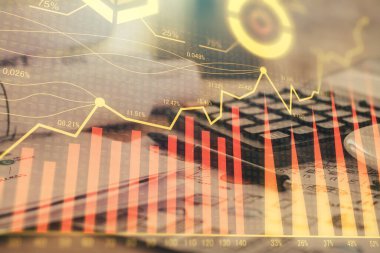 Finansal şema çizimleri ve açık defter arkaplanı olan bir masa. Önx pazarı kavramı