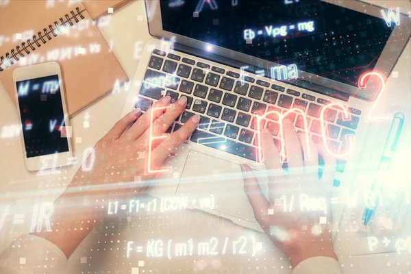 Διπλή έκθεση των χεριών των γυναικών που εργάζονται σε υπολογιστή και φόρμουλα ολόγραμμα σχέδιο. Στο Top View. Επιστημονική έννοια. — Φωτογραφία Αρχείου