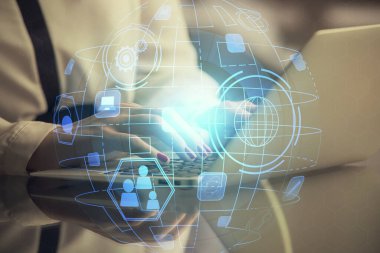 Kadın elinin bilgisayar ve sosyal ağ temalı hologram çizimlerinde çifte pozlama. Halk medyası kavramı.