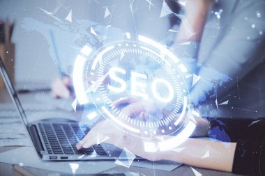 Bilgisayar ve seo hologram çizimleri üzerinde çalışan kadın elleri çift pozlama. internet arama kavramı.