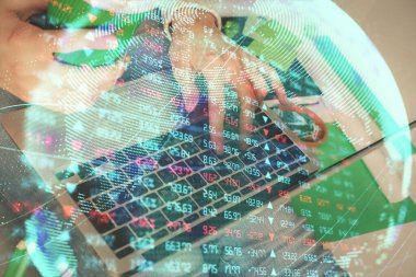 Kadın elinin bilgisayar ve iş temalı hologram çizimlerinde çifte pozlama. Başarı konsepti.