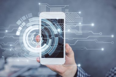Erkeklerin el ele tutuşup dijital bir cihaz ve veri temalı hologram çizimi kullanırken çift pozlama. Teknoloji konsepti.