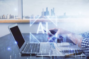 Erkeklerin el ele tutuşup dijital bir cihaz ve veri temalı hologram çizimi kullanırken çift pozlama. Teknoloji konsepti.