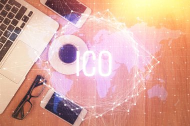 Telefonlu masanın üzerinde iki kat daha fazla engelleme temalı hologram görüntüsü var. Üst Manzara. Kripto teknolojisi kavramı.