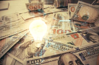 Arka planda Amerikan Doları 'na çekilen ampulün iki katı yansıması. Fikir kavramı.