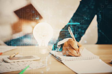 Arka planda not alan insanların üzerine çizim yapan ampullerin çifte pozu. Fikir kavramı