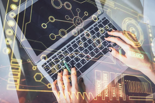 Doppia esposizione delle mani della donna che lavorano al disegno dell'ologramma di tema di dati e del calcolatore. Vista dall'alto. Concetto tecnologico. — Foto Stock