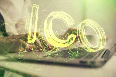 Bilgisayarda ve kripto piyasa temalı hologram çizimlerinde kadın elinin çifte pozu. Engelleme zinciri kavramı.