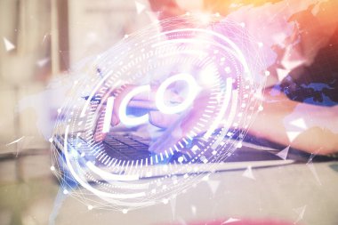 Bilgisayarda ve kripto piyasa temalı hologram çizimlerinde kadın elinin çifte pozu. Engelleme zinciri kavramı.