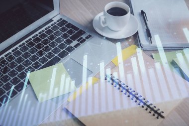 Önx grafik çizimi ve masaüstü ile kahve ve masa arkasındaki öğelerin çoklu pozlandırılması. Finansal piyasa ticareti kavramı