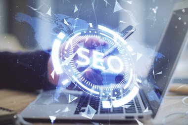 Erkeklerin el ele tutuşup dijital bir cihaz ve seo çizimi kullanırken birden fazla pozlama. arama optimizasyonu kavramı.