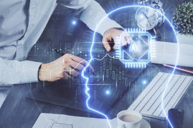 Erkeklerin el ele tutuşup dijital bir cihaz ve beyin hologramı çizimleri kullanırken çift pozlama. Veri kavramı.