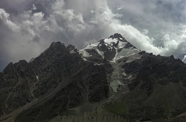 La vista de la cara norte del monte Dykh Tau, en las montañas de la Rusia — Foto de Stock