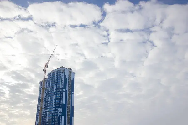 Кран и строительная площадка против голубого неба — стоковое фото