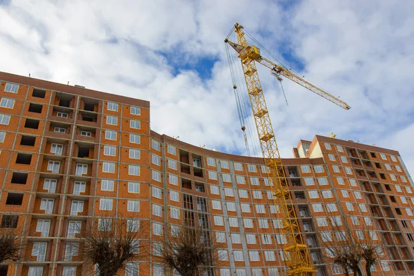 Mavi gökyüzüne karşı vinç ve inşaat alanı