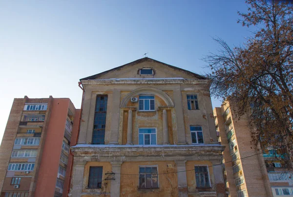 Beeg kentin çok eski bir ev