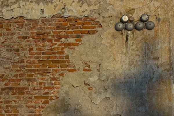 Hasar ve çekim ve siren ile Tuğla duvar