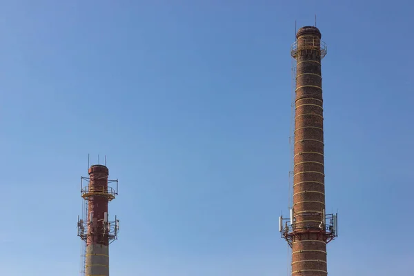 Eski kule ve boru üretimi ve arka plan üzerinde mavi gökyüzü