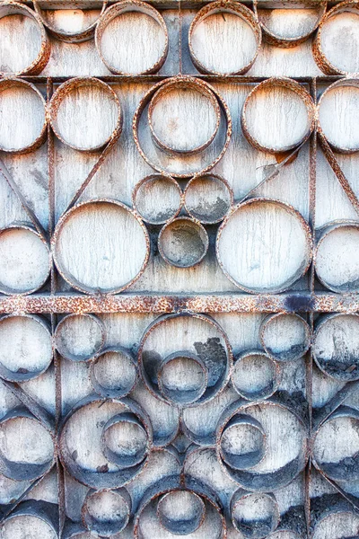 Eski bir paslı metal çit. Eski bir bina cephe